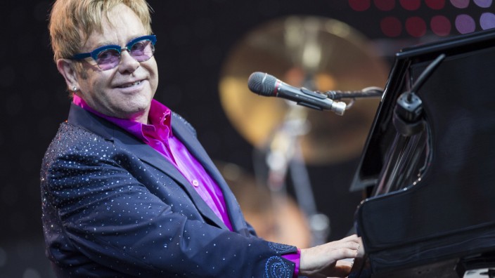 El canante británico Elton John cumple 70 años