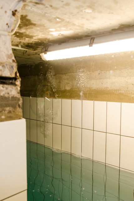 Penzberger Hallenbad: Die Betondecken und -wände sind nicht dicht. Die Lüftungsanlage ist verrostet. Um das Wasser aufzufangen, wurden Plastikbehältnisse untergeklemmt.
