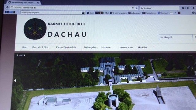 Glaube digital: Mit einer Luftaufnahme präsentiert sich das Dachauer Karmelkloster an der KZ-Gedenkstätte.