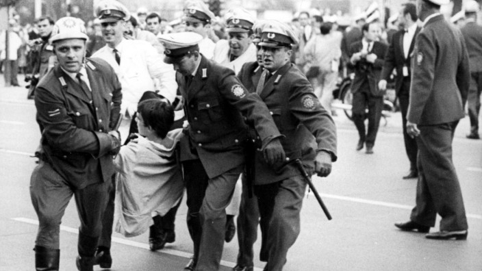 Polizisten tragen Demonstranten weg, 1967