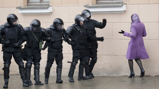 Weißrussland: Polizisten versperren einer Protestantin in Minsk den Weg.
