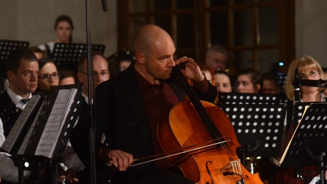 Dachauer Stadtkapelle: Seinen künstlerischen Höhepunkt erlebt das Jubiläumskonzert mit dem Auftritt des Cellisten Johannes Kübel.