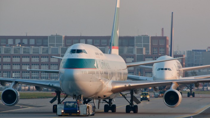 Lufthansa: Wo Flugzeuge Schlange stehen. Eine Boeing von Cathay Pacific am Flughafen in Frankfurt, dahinter ein Airbus.