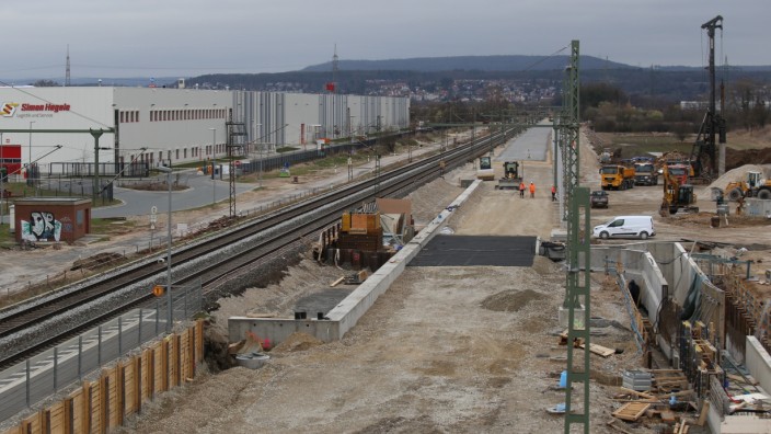 Bahnverkehr: Noch ist es eine große Baustelle, bald der schnellste Schienenweg von Bayern nach Berlin: Bei Forchheim in Oberfranken laufen gerade die Arbeiten für den ICE-Ausbau.