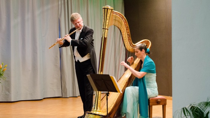 Meistersolisten im Isartal: Michael Martin Kofler (Flöte) und Regine Kofler (Harfe) in Icking.