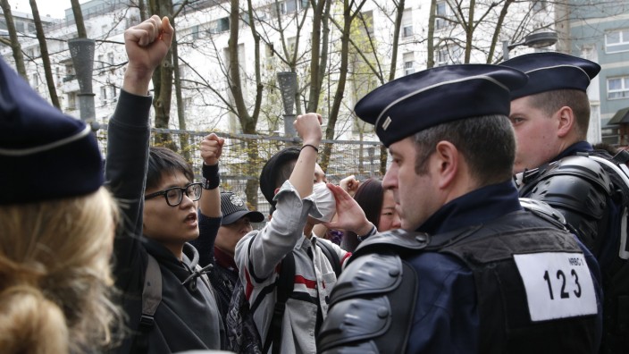 China: Empört zeigte sich die chinesische Gemeinde bei Demonstrationen in Paris.