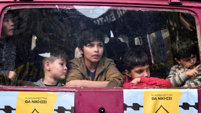Österreich: Flüchtlinge warten in Griechenland auf ihre Unterbringung.