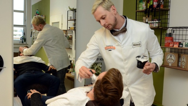Erster Barber-Shop in Erding: Sascha Kolmikow nimmt es genau mit den Bärten seiner Kunden.