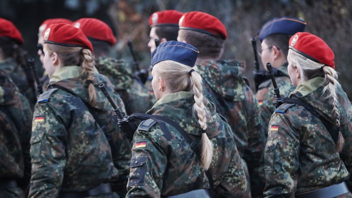 Ministerpräsidentin Malu Dreyer spricht zu Soldaten