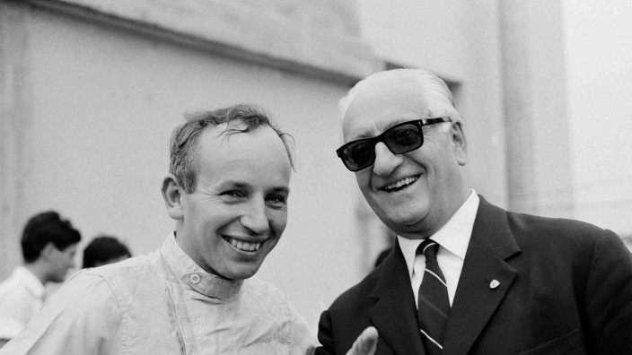 Kriminalität: Der Gründer des Rennwagenherstellers Ferrari, Enzo Ferrari, (rechts im Bild) mit dem britischen Rennfahrer John Surtees (links). Ferrari starb 1988 im Alter von 90 Jahren.