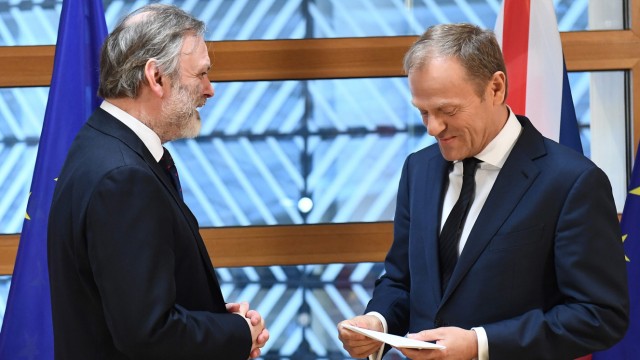 Widerstand: In Brüssel übergibt der britische EU-Botschafter Tim Borrow (links) den Scheidungsbrief an EU-Kommissionschef Donald Tusk.