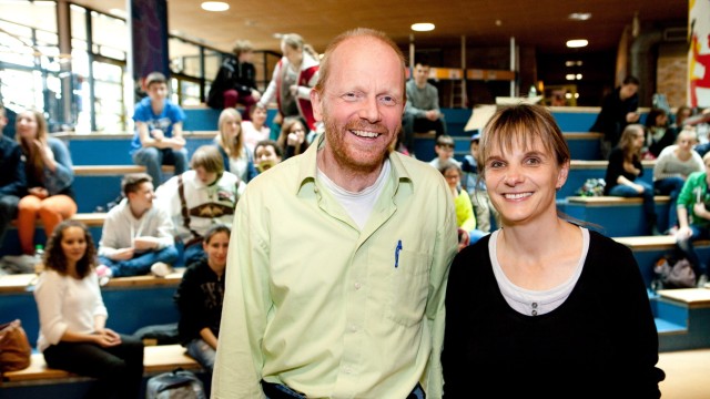 Steffi Höcherl und Michael Blum mit Schülern des COG (Carl-Orff-Gymnasium) Unterschleißheim