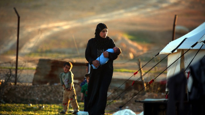 UN: Eine Syrerin mit Kindern in einem Flüchtlingslager nahe Rakka.