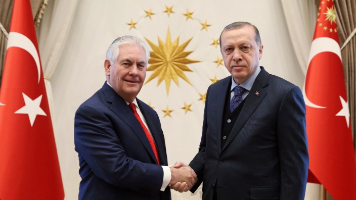 Treffen in Ankara: Trotz Handschlag keine wirkliche Annäherung zwischen Erdoğan und US-Außenminister Rex Tillerson.