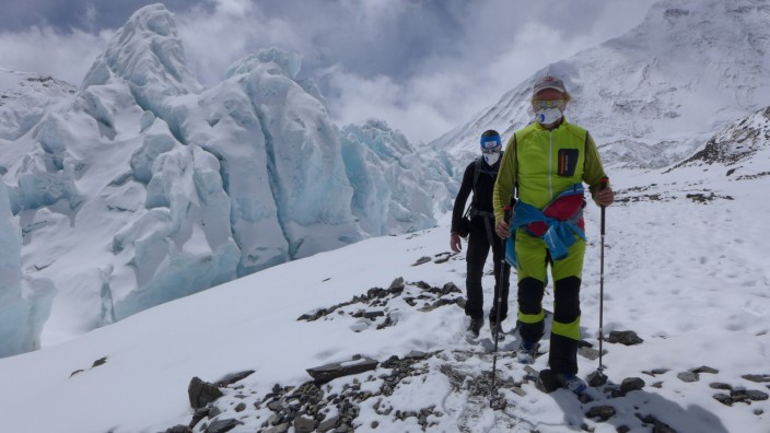 Herausforderung: Allein kann Andy Holzer, im Bild vorn, keinen Berg besteigen, er braucht immer einen Begleiter. Das Foto entstand 2015, als er bei der Besteigung des Mount Everest umkehren musste.