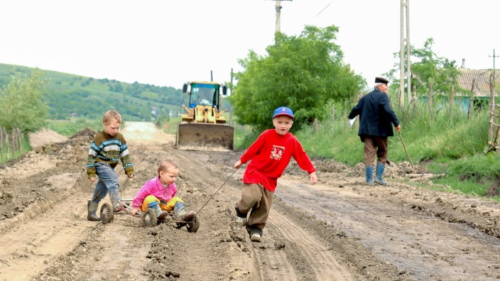 Rumänien: An was denken die Landbewohner? An den Morast auf den Straßen - und an die vielen alleinlebenden Kinder, deren Eltern im Ausland arbeiten.
