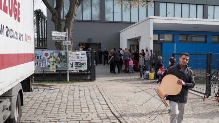 Letzte Berliner Flüchtlinge ziehen aus Turnhalle aus