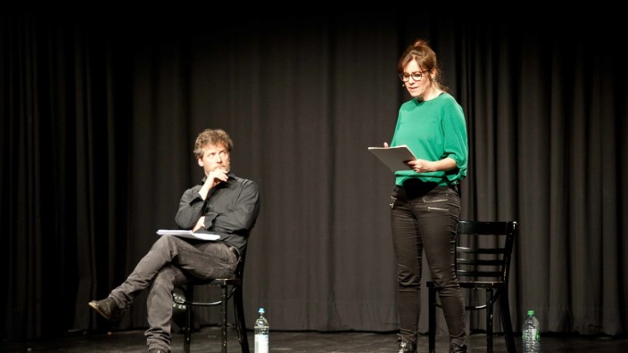 Ebersberg: Im Wechsel tragen Theaterregisseurin Karen Breece und Schauspieler und Sprecher Sebastian Mirow die gesammelten Protokolle vor.