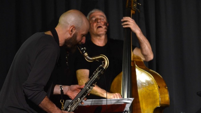 Jazz: Lucien Dubuis (Bassklarinette) und Barry Guy (Bass) spielen mit viel Energie und Leidenschaft - sind bei den Dezibeln aber eher sparsam.