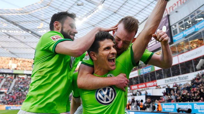 VfL Wolfsburg: Mario Gomez (mi.): Erfolgreich in den Schlussminuten