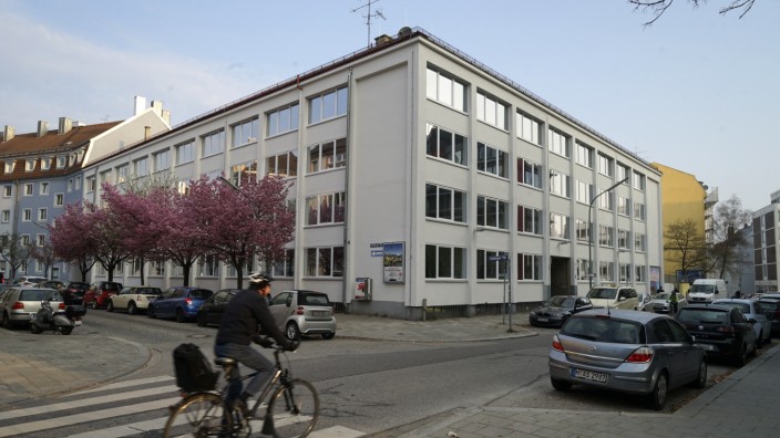 Sendling: Jahrelang diente das Bürogebäude an der Baierbrunner Straße als Unterkunft für Flüchtlinge. Sie war sogar die zentrale Erstaufnahme, bis diese in die Bayernkaserne im Münchner Norden verlagert wurde.