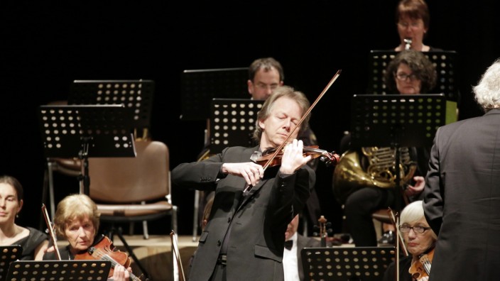 Isartaler Philharmoniker in der Loisachhalle: Geniale Kadenzen: Solist Ingolf Turban in der Loisachhalle.