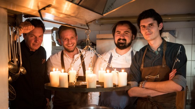 Österreich: Kerzenschein beleuchtet die Küche bei Michael Sicher, Souschef Martin Nuart, Lukas Nagl und Harald Irka (von links).
