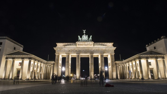 Olching: Das Brandenburger Tor ist kurz vor Beginn der internationalen Aktion Earth Hour am 25.März 2017 noch beleuchtet.