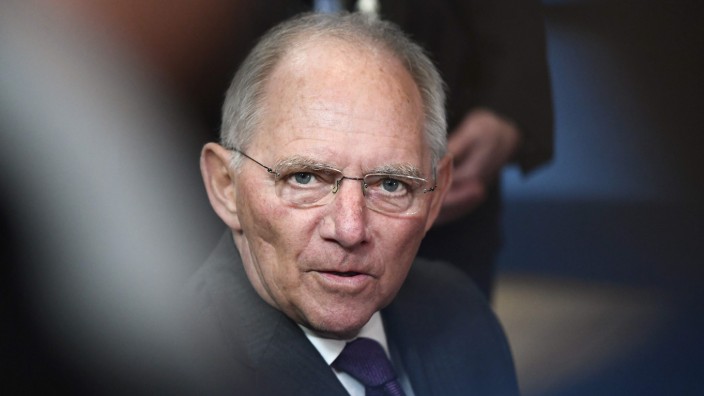 Geldwäsche: Die Bundesländer haben nur 50 Schwarzgeldkontrolleure. Finanzminister Schäuble will sie mit einer neuen Einheit unterstützen.