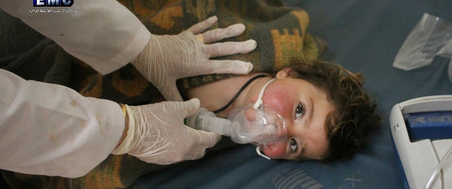 Krieg in Syrien: Ein Arzt behandelt ein von dem Giftgasangriff betroffenes Kind in Khan Scheikhun im nordwestsyrischen Gouvernement Idlib