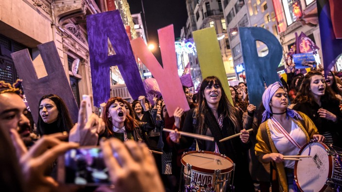 Referendum in der Türkei: "Hayır" - "Nein": Bei einem Marsch entlang der Einkaufsstraße İstiklal sprechen sich Frauen für ein Nein beim Verfassungsreferendum aus.