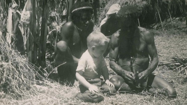 Sinn und Unsinn: Der Autor der Romanvorlage von "Die Hütte - ein Wochenende mit Gott", William Paul Young, lebte als kleiner Junge im Dschungel von Papua-Neuguinea. Seine Eltern arbeiteten dort als Missionare.