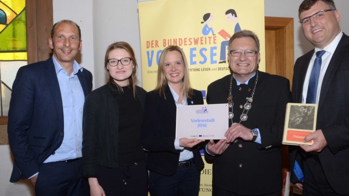 Auszeichnung: Vorlesestadt 2016: Clara Bluhm und Aline Stenger überreichen den Preis an Michael Wockenfuß (links) und Bürgermeister Dieter Kugler.