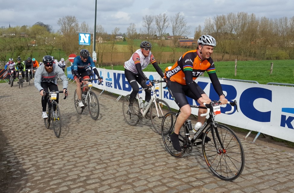Radfahrergruppe bei der Amateurausgabe der Flandernrundfahrt