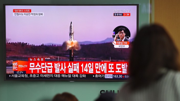 Nordkorea: Hochfliegende Pläne: Koreaner beobachten auf einem Fernsehschirm den Start einer nordkoreanischen Testrakete.