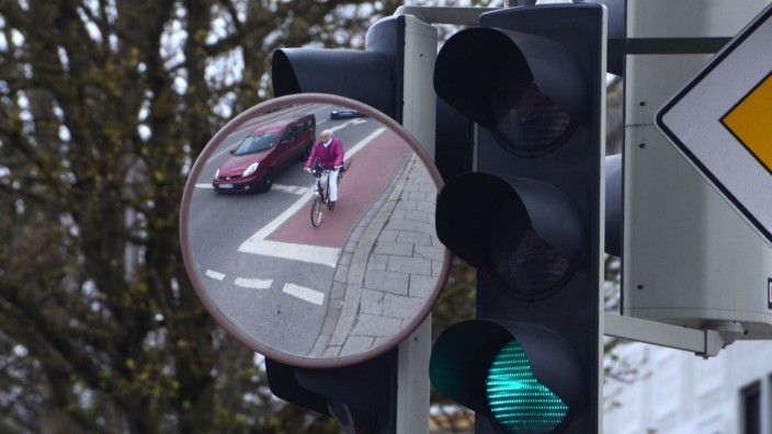 Bessere Sicht: Der Spiegel an der Kreuzung Münchner Straße/Schillerstraße soll das Radfahren sicherer machen.