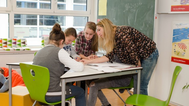 Moderner Unterricht in Geretsried: In der Gruppe lernen und bei Bedarf Rat suchen, das ist eine Lernvariante auf der Insel: Realschülerinnen mit Lehrerin Stefanie Kretzschmar.
