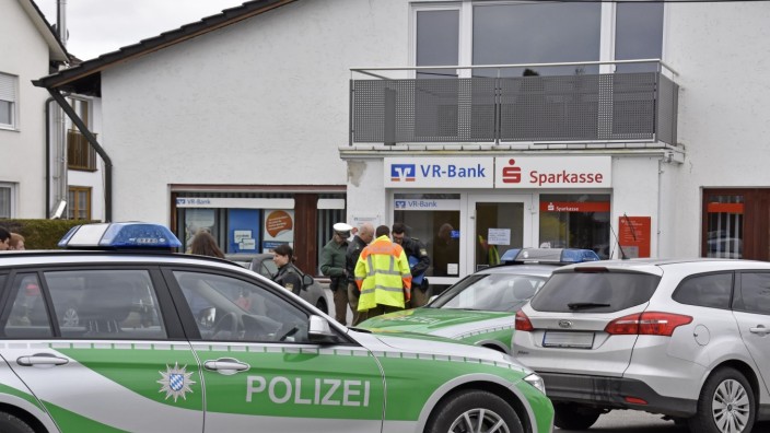 Zur Mittagszeit: VR-Bank und Sparkasse teilen sich die Räume in Hattenhofen, die die Polizei nach dem Überfall untersucht.