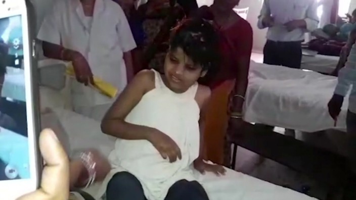 Indien: Holzfäller fanden das Mädchen mit Affen im Wald. Seit zwei Monaten wird sie im Krankenhaus in der nordindischen Stadt Bahraich behandelt.
