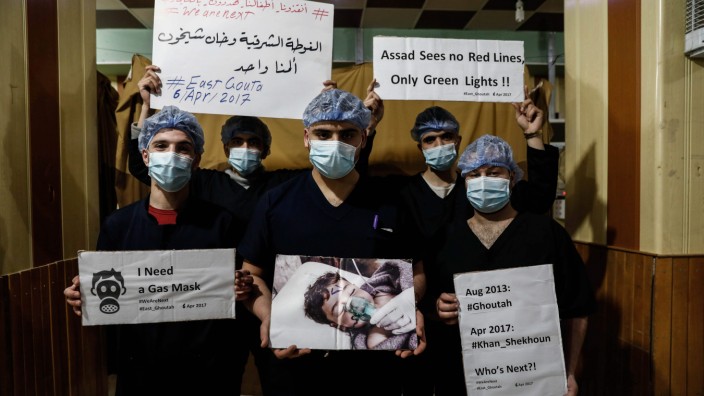Syrienkonflikt: Mitarbeiter eines Krankenhauses in Damaskus protestieren gegen den Giftgasangriff.