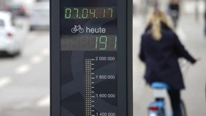 Verkehr: Künftig können Münchner Radfahrer sehen, wie viele Radler schon vor ihnen an der Erhardtstraße vorbeigeradelt sind.