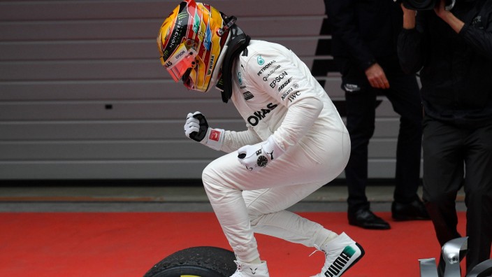 Formel 1 in China: Lewis Hamilton jubelt in Shanghai.