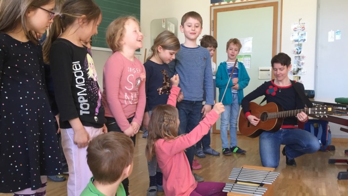 Musik in der Schule: Nicole Hofmann unterrichtet Musik in ihrer ersten Klasse.