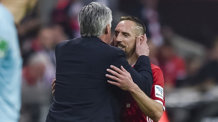 FC Bayern: "Ach, er hatte Geburtstag und hat ein gutes Spiel gemacht, das war mein Kompliment": Bayern-Trainer Carlo Ancelotti küsst Franck Ribéry.
