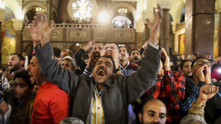 Terror: Szene einer Trauerfeier für die Anschläge der Toten. Bei einem Doppelanschlag auf zwei Kirchen kamen am Wochenende in Ägypten mehr als 40 Menschen ums Leben.