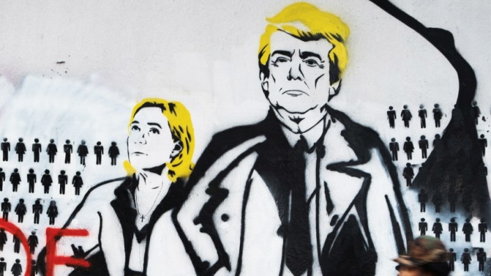 Wahl in Frankreich: Streetart in Paris: Ein Graffiti zeigt Marine Le Pen und Donald Trump neben dem Schriftzug "Pride and Prejudice", zu deutsch "Stolz und Vorurteil".