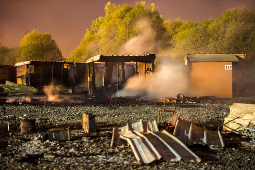 Huge fire hits France's Grande-Synthe migrant camp