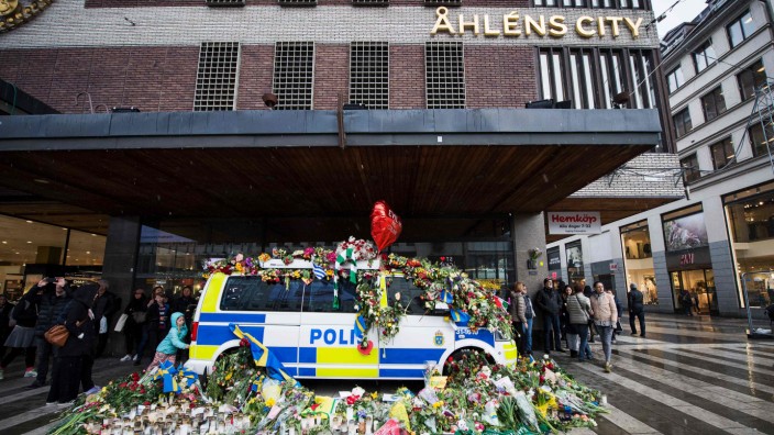 Blumen in Stockholm nach dem Anschlag eines IS-nahen Attentäters.