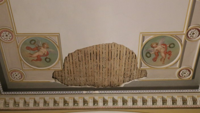 Baudenkmal: Etwa zwei Quadratmeter groß ist der Schaden an der Decke im Königssaal des Museums.