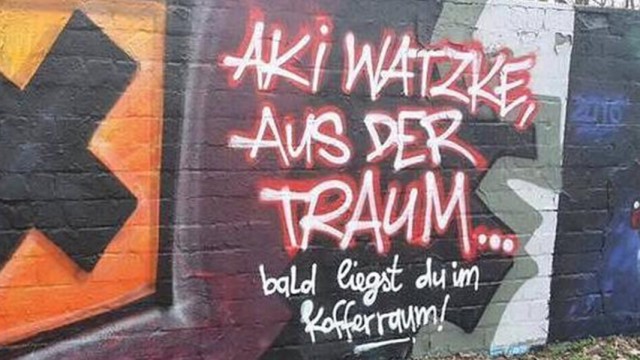 BVB Fans und der Anschlag: Drohung an der Friedhofsmauer: Die Dortmunder Polizei nahm das gegen BVB-Präsident Joachim Watzke gerichtete Grafitto durchaus ernst.
